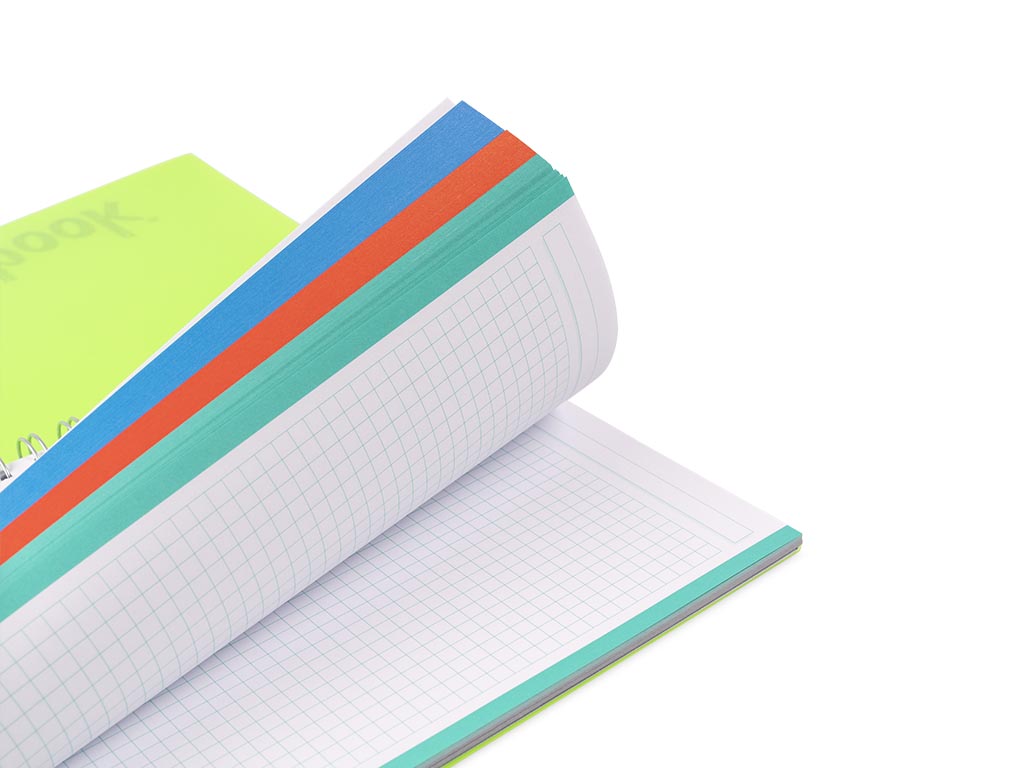 Quaderno A5 spiralato small notes fluo ambientato