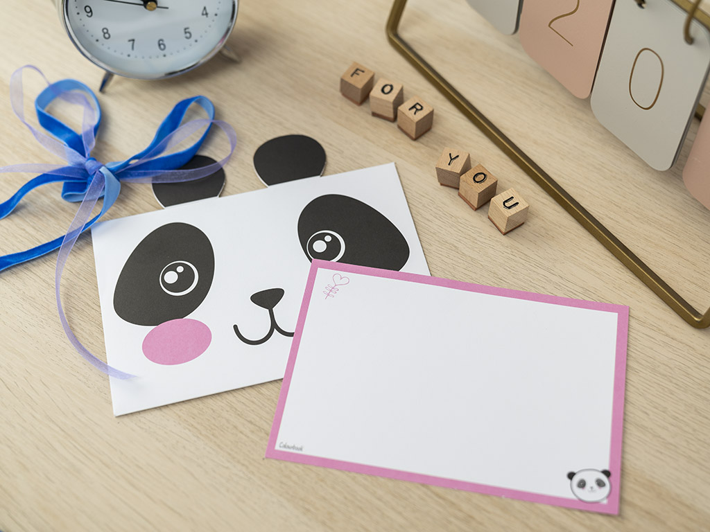 Biglietto augurale Panda su scrivania