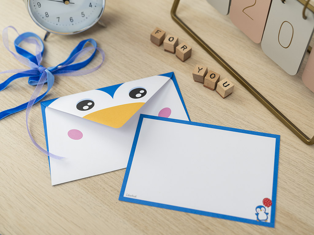 Biglietto augurale Pinguino su scrivania