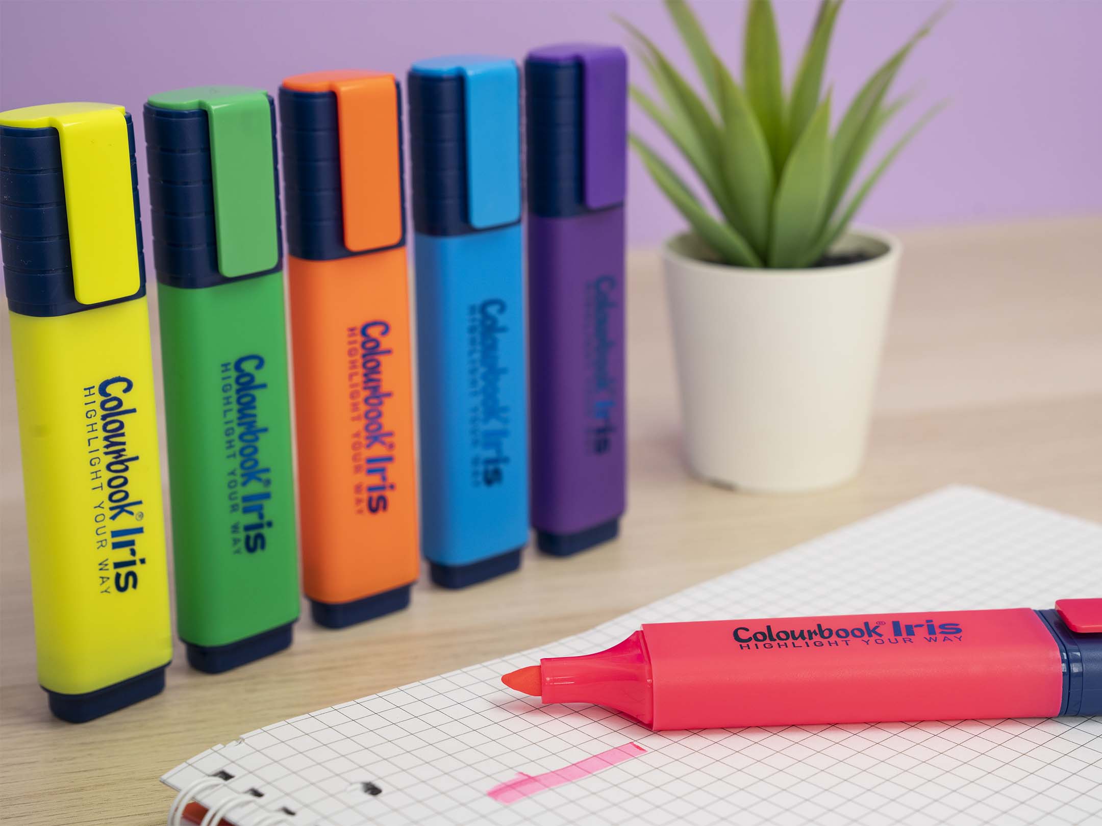 Ambientata Evidenziatori Iris Fluo Foto ambientata 6 evidenziatori Iris fluo Colourbook