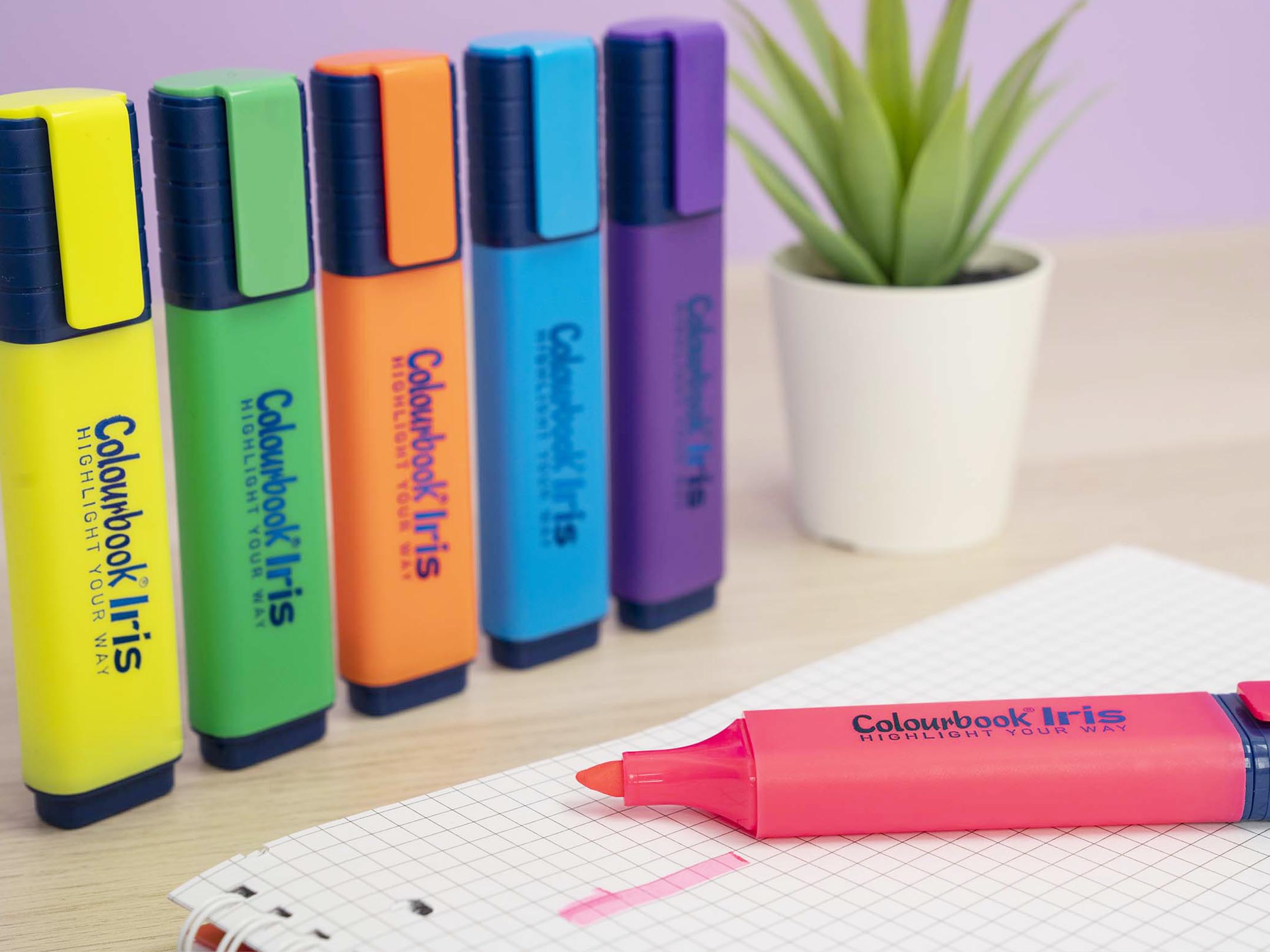 evidenziatori fluo in ordine su tavolo studio