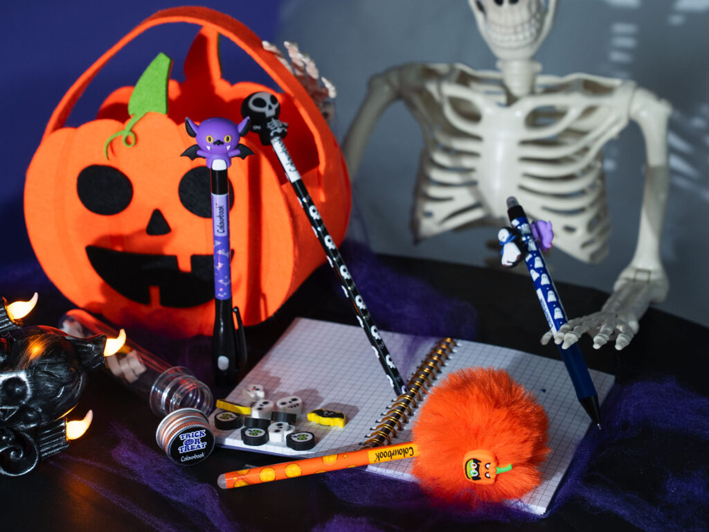 Una scena a tema Halloween con penne e accessori Colourbook tra zucche, fantasmi e scheletri. Toni arancioni, neri e viola creano un’atmosfera giocosa e un po’ spooky, perfetta per una campagna divertente e stagionale.