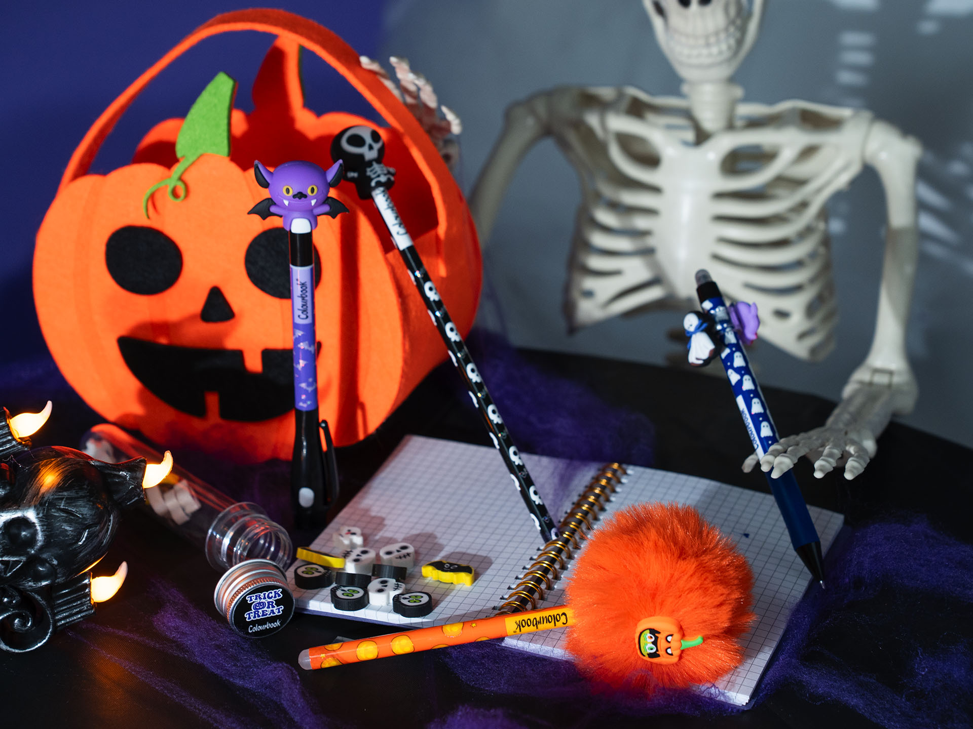 Una scena a tema Halloween con penne e accessori Colourbook tra zucche, fantasmi e scheletri. Toni arancioni, neri e viola creano un’atmosfera giocosa e un po’ spooky, perfetta per una campagna divertente e stagionale.