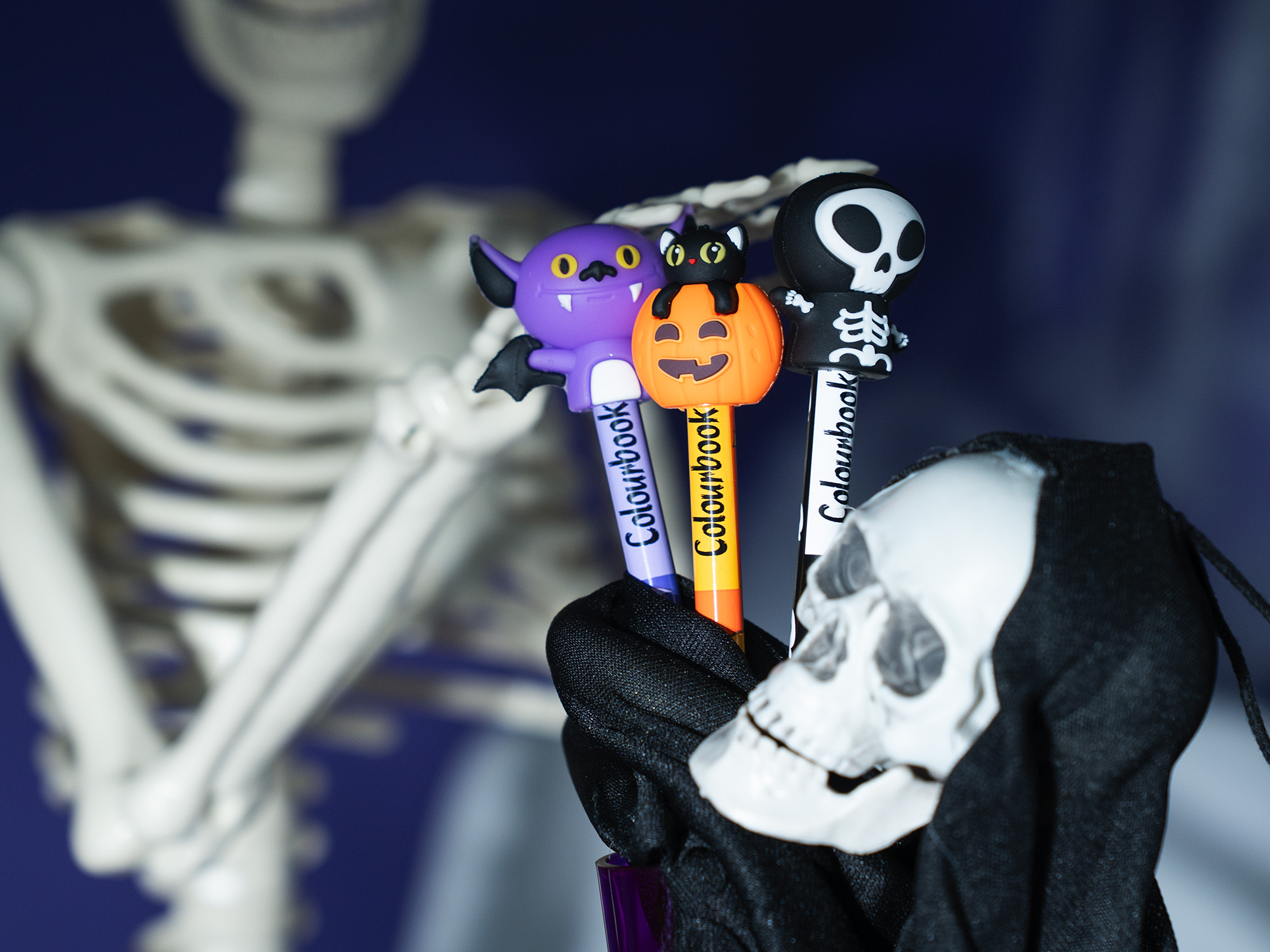 scheletro che regge matite di halloween