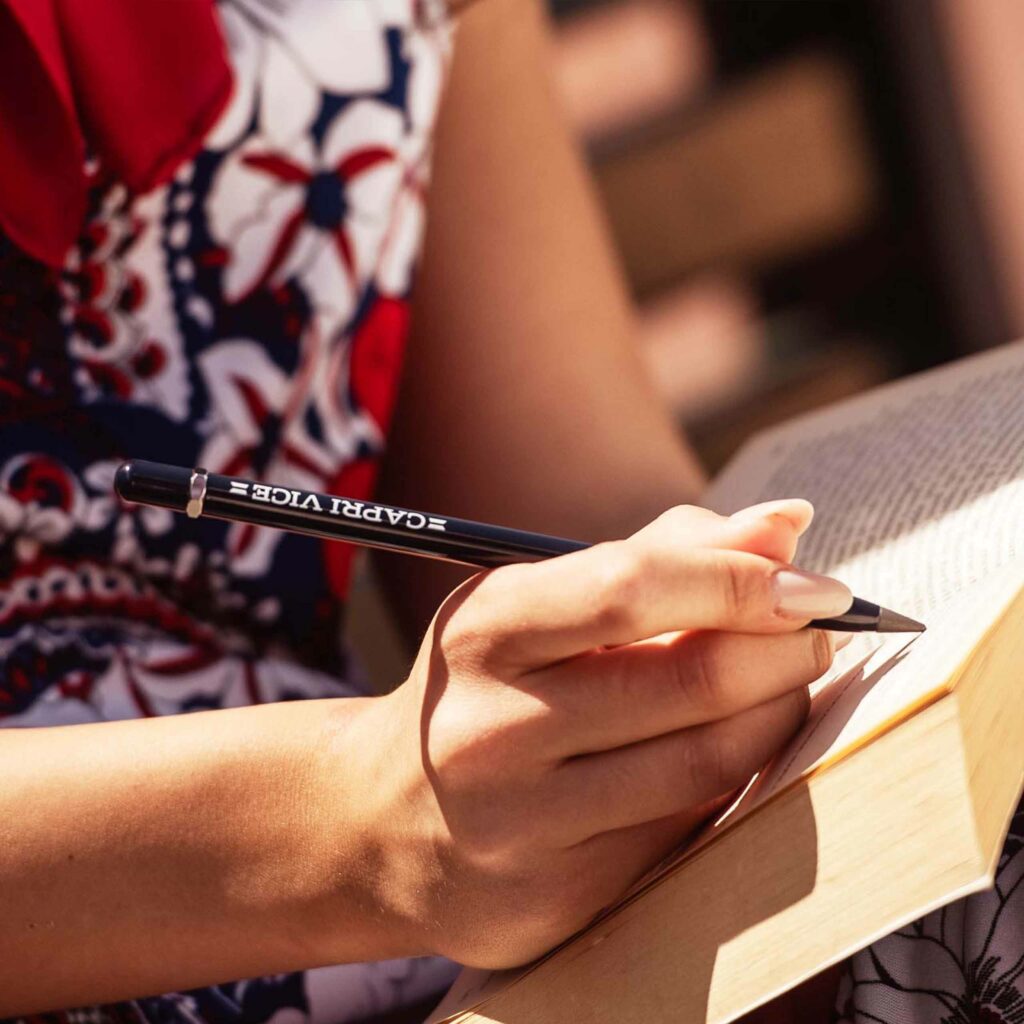 ragazza che scrive con matita infinita