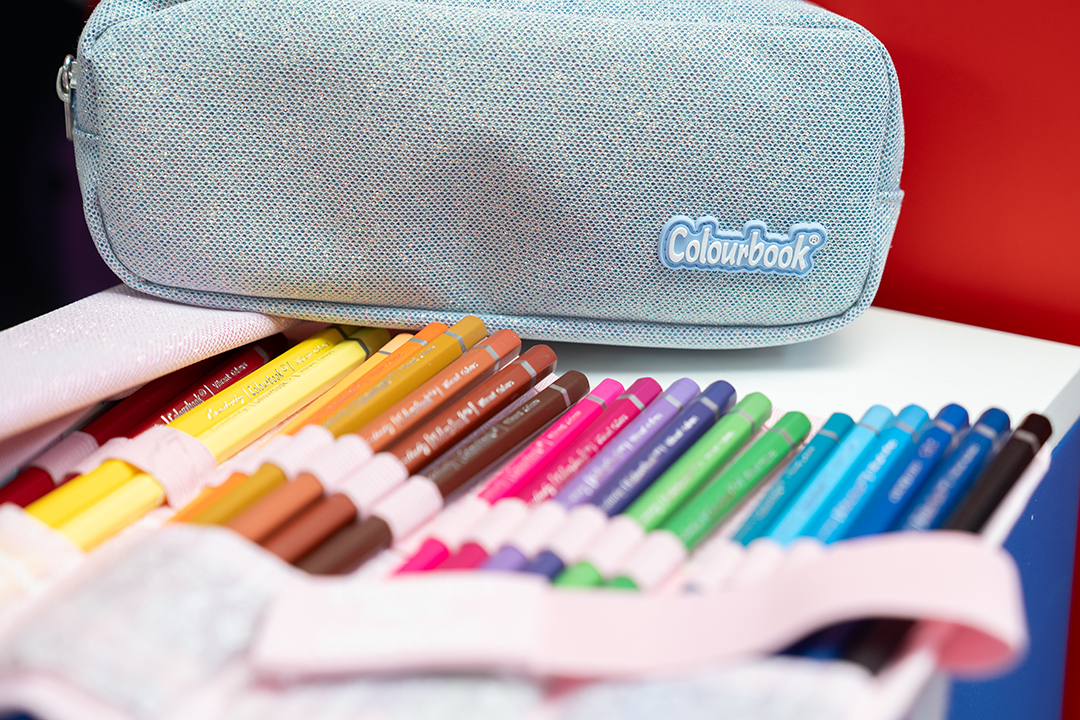Scopri gli astucci Colourbook: accessori scuola pratici e colorati, perfetti per organizzare pastelli, matite e cancelleria con stile creativo.