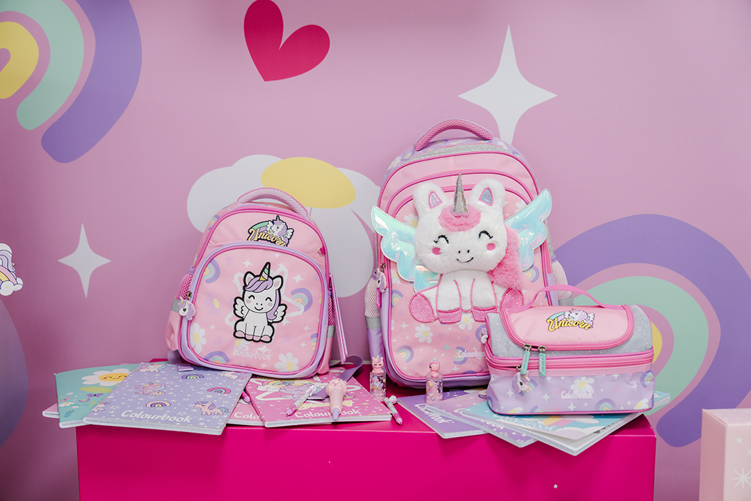 _PC15481colorbook copia Collezione scuola Colourbook Unicorn con zaini rosa, astuccio, quaderni e accessori coordinati a tema unicorno e arcobaleno